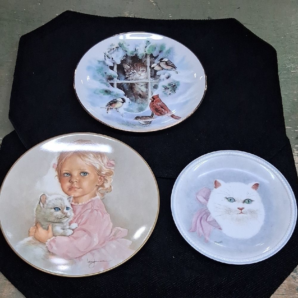 Calling all Kitty lovers: 3‎ lovely plates featuring kitties.